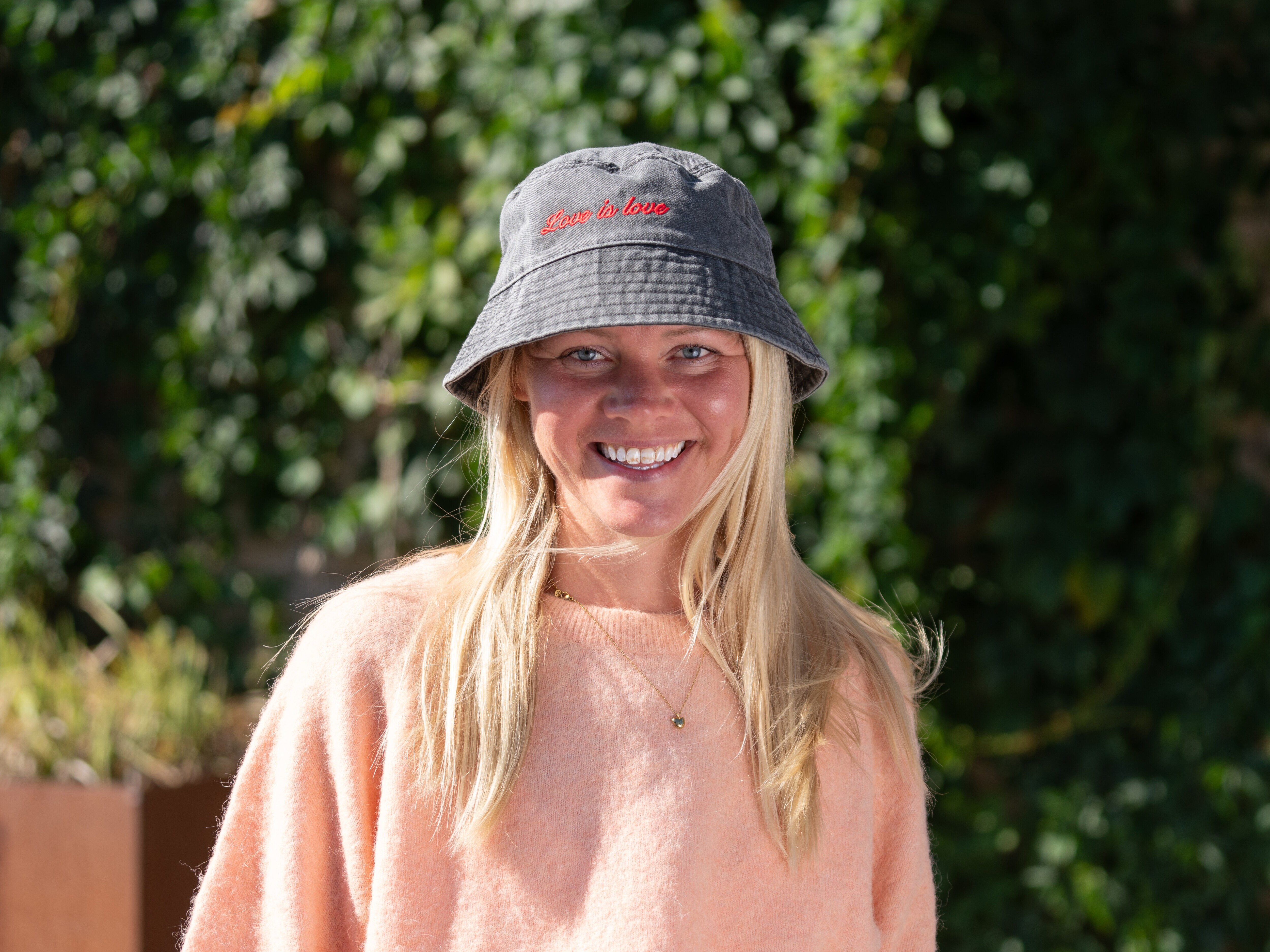 Bucket hat med broderi - egen tekst