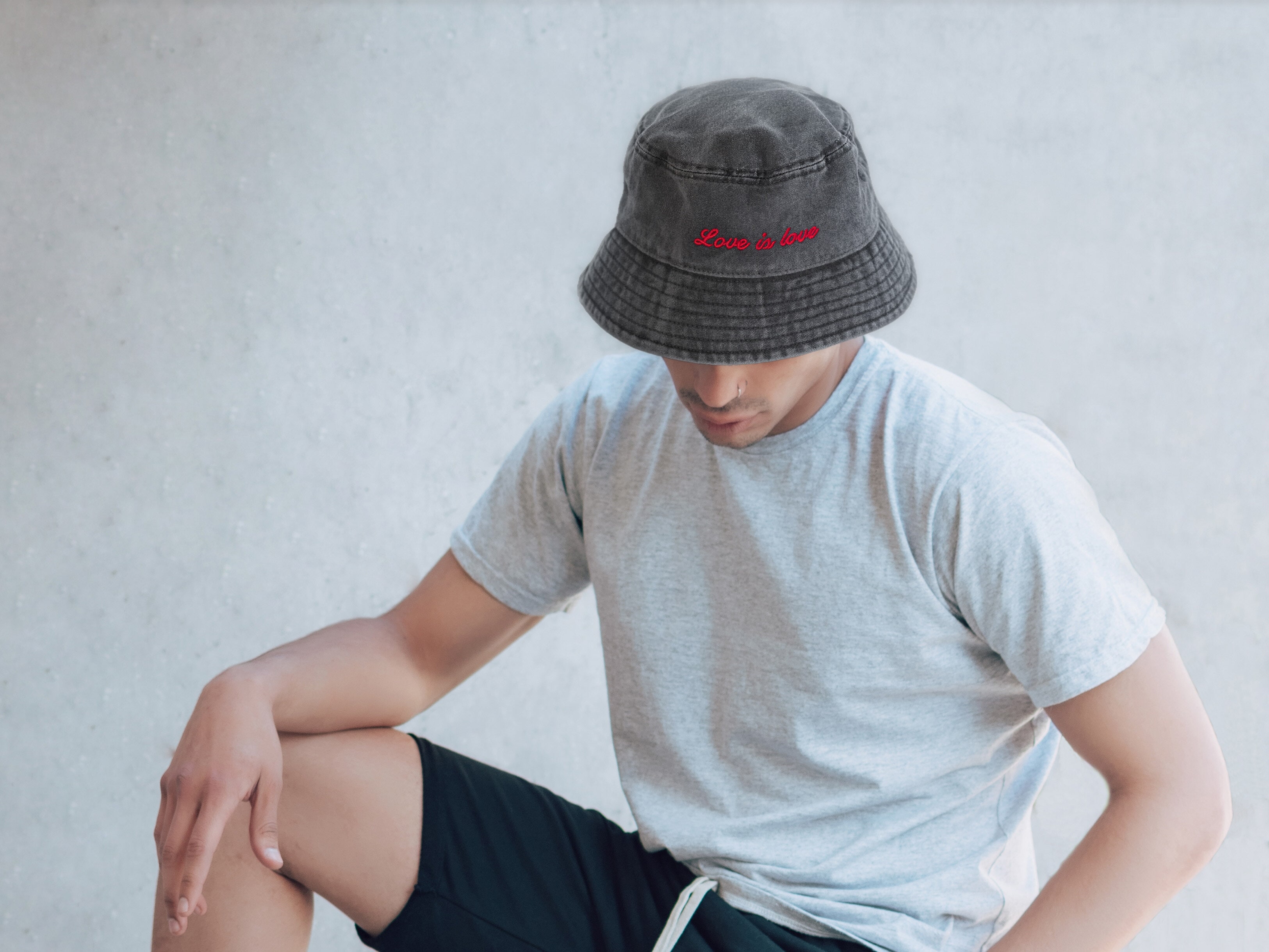 Bucket hat med broderi - egen tekst