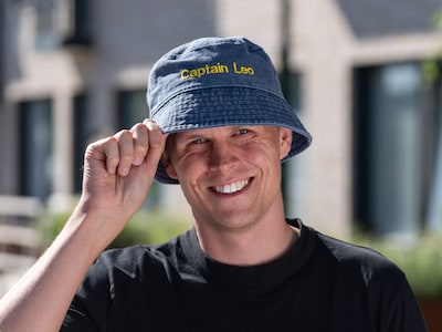 Bucket hat med broderi - egen tekst