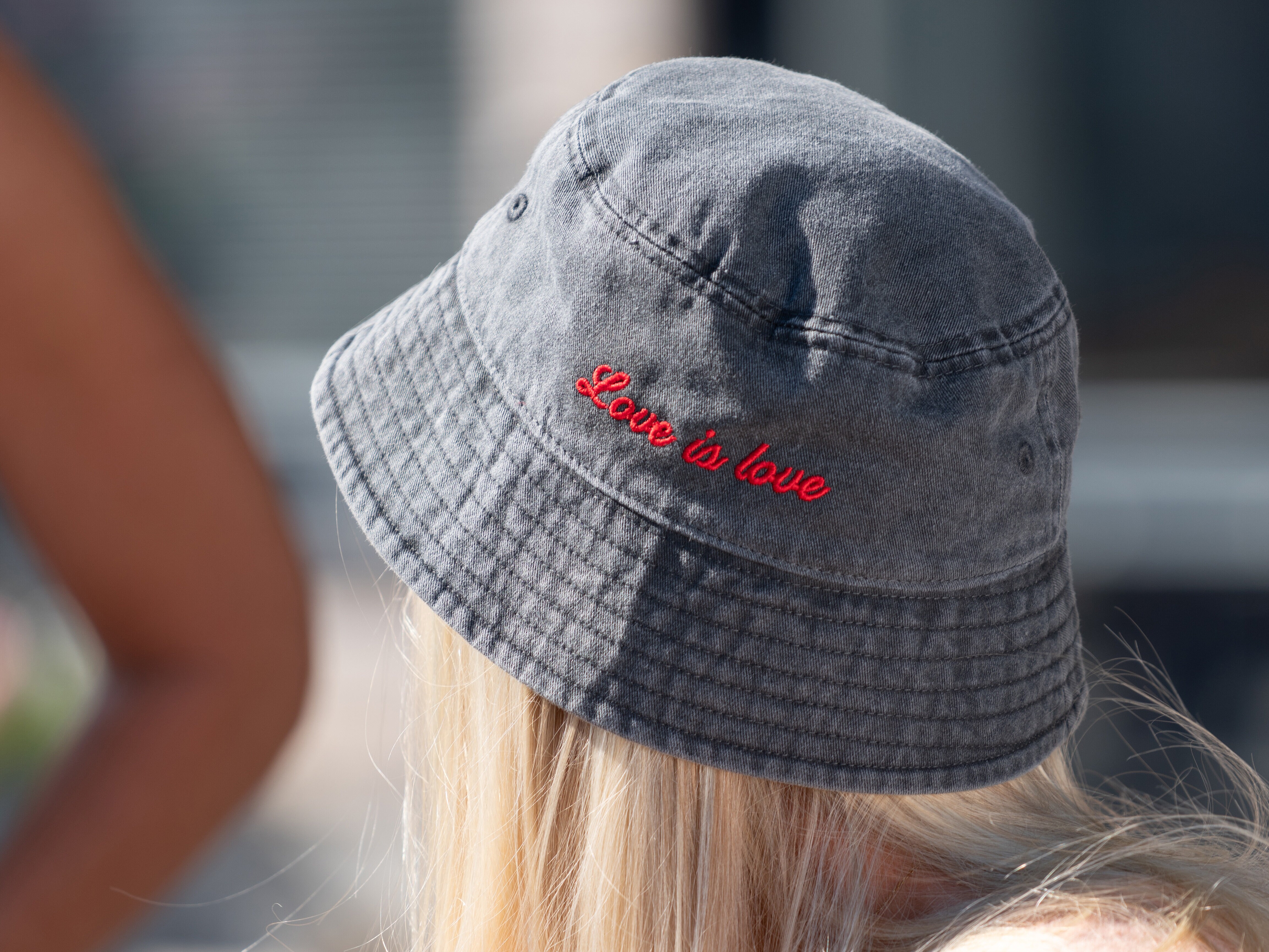 Bucket hat med broderi - egen tekst