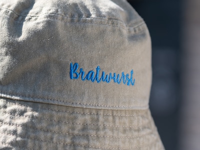 Bucket hat med broderi - egen tekst
