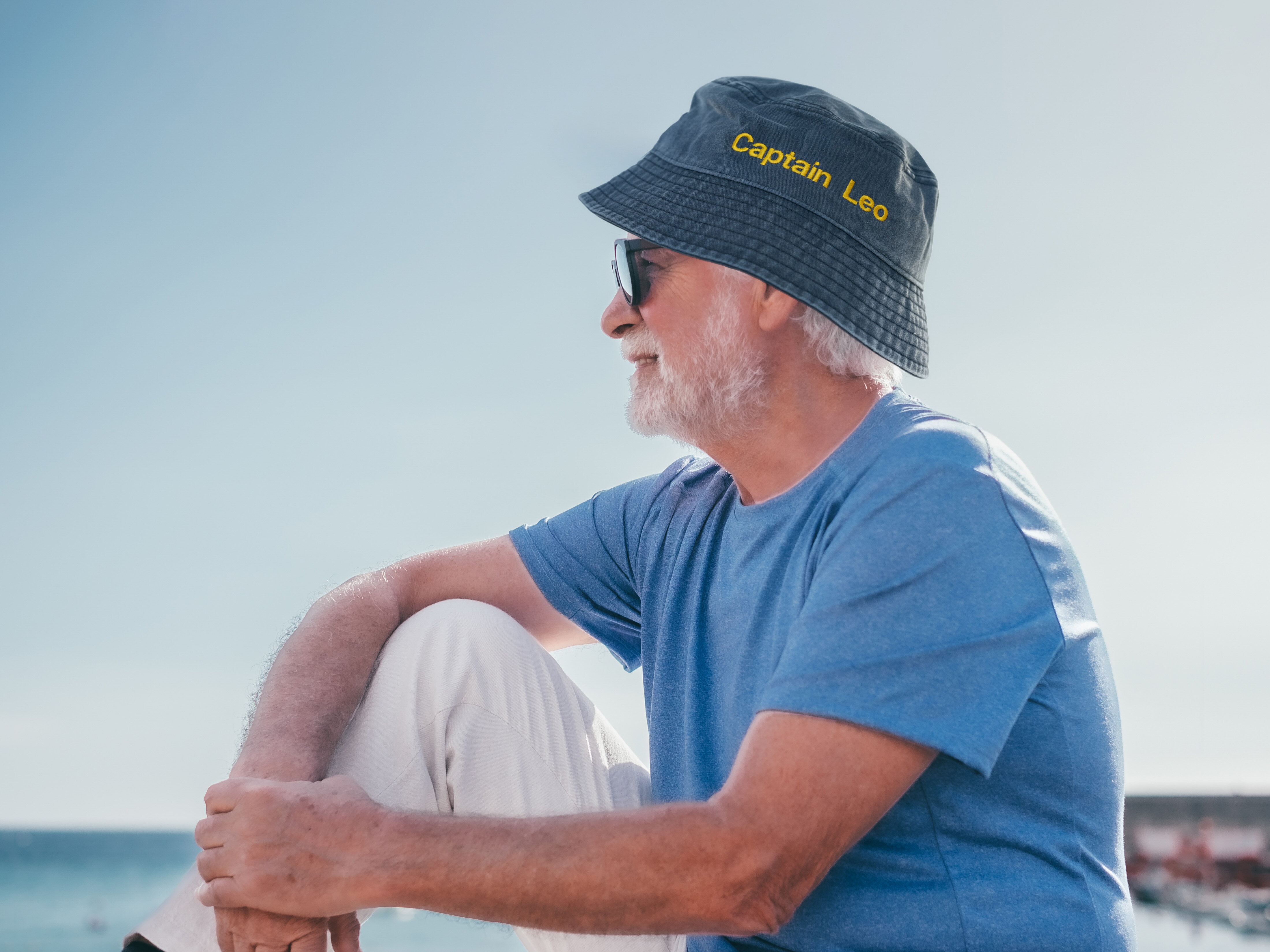 Bucket hat med broderi - egen tekst