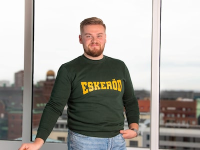 Sweatshirt med egen tekst i collegestil
