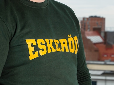 Sweatshirt med egen tekst i collegestil