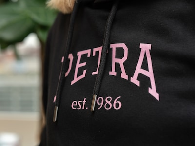 Hoodie med Egen Tekst i Collegestil