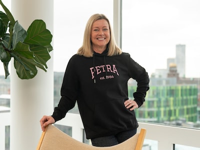 Hoodie med Egen Tekst i Collegestil