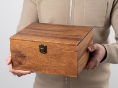 Holzkiste mit eigenem Text