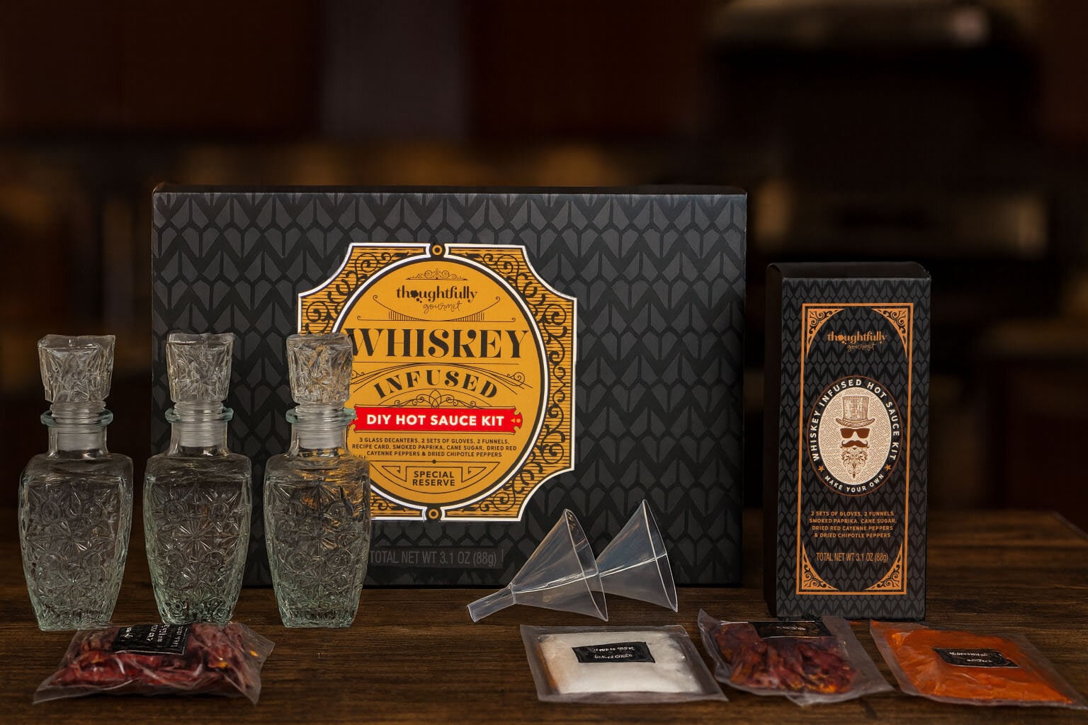 DIY Whiskey Infused Hot Sauce Presentlåda - Thoughtfully