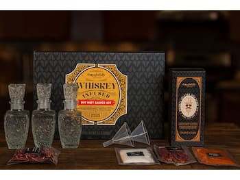 DIY Whiskey Infused Hot Sauce Presentlåda - Thoughtfully