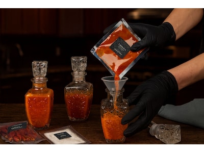 DIY whiskey infused hot sauce gaveeske fra Thoughtfully