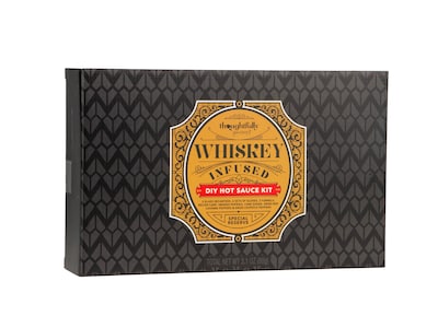 DIY whiskey infused hot sauce gaveeske fra Thoughtfully