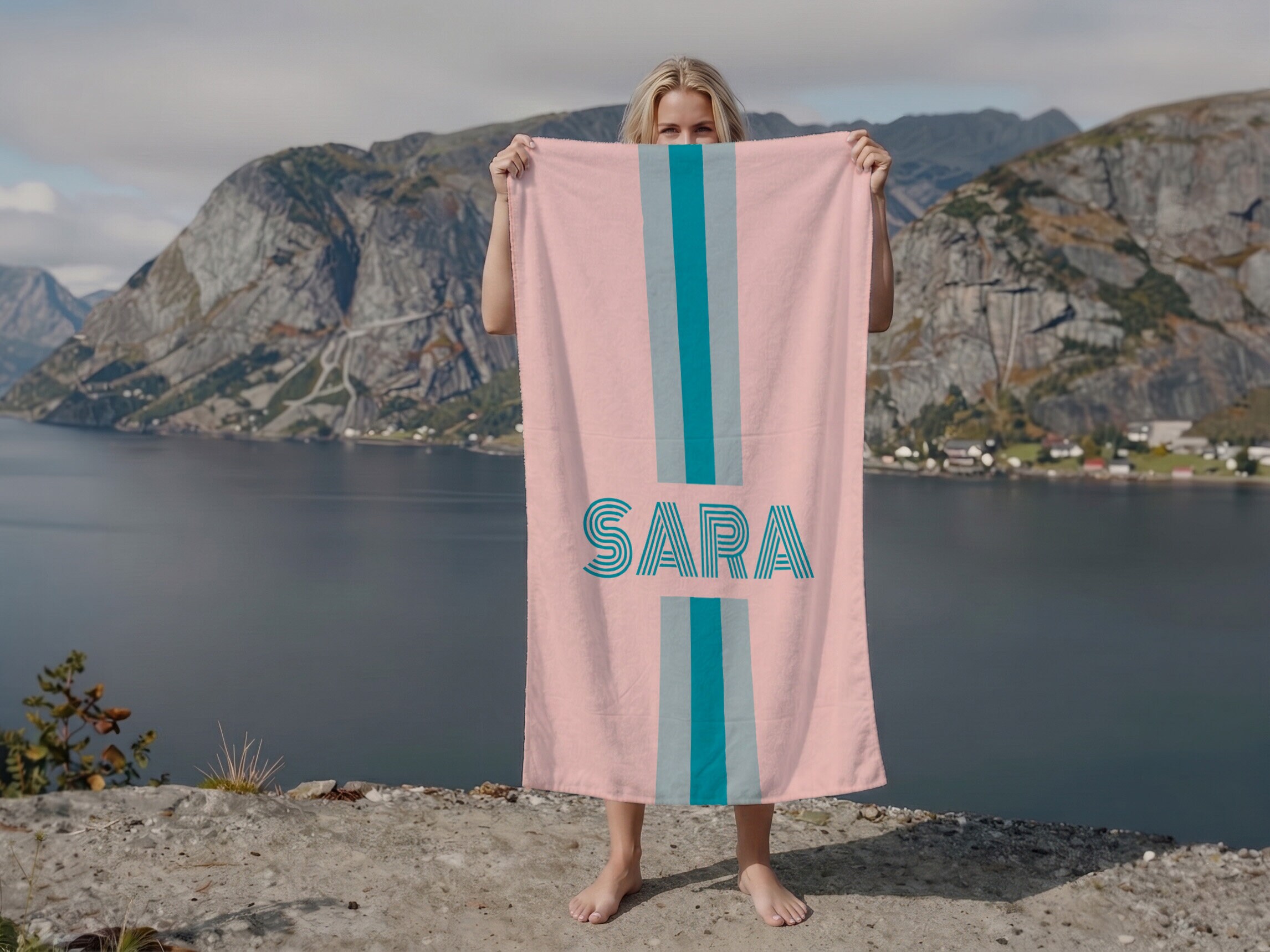 Badetuch mit eigenem Text – gestreiftes Design