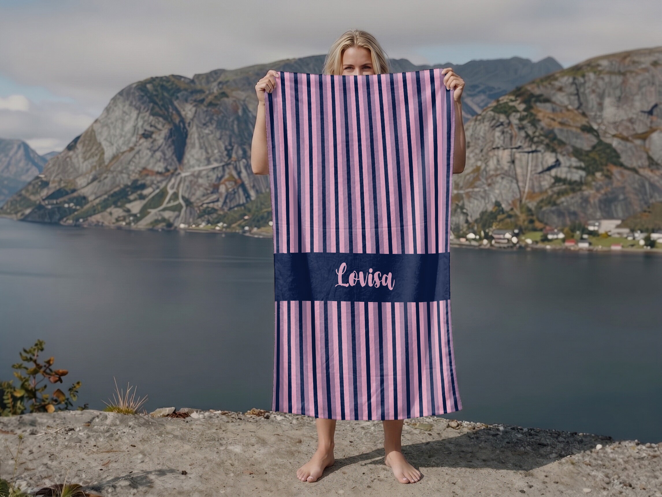 Badetuch mit eigenem Text – gestreiftes Design
