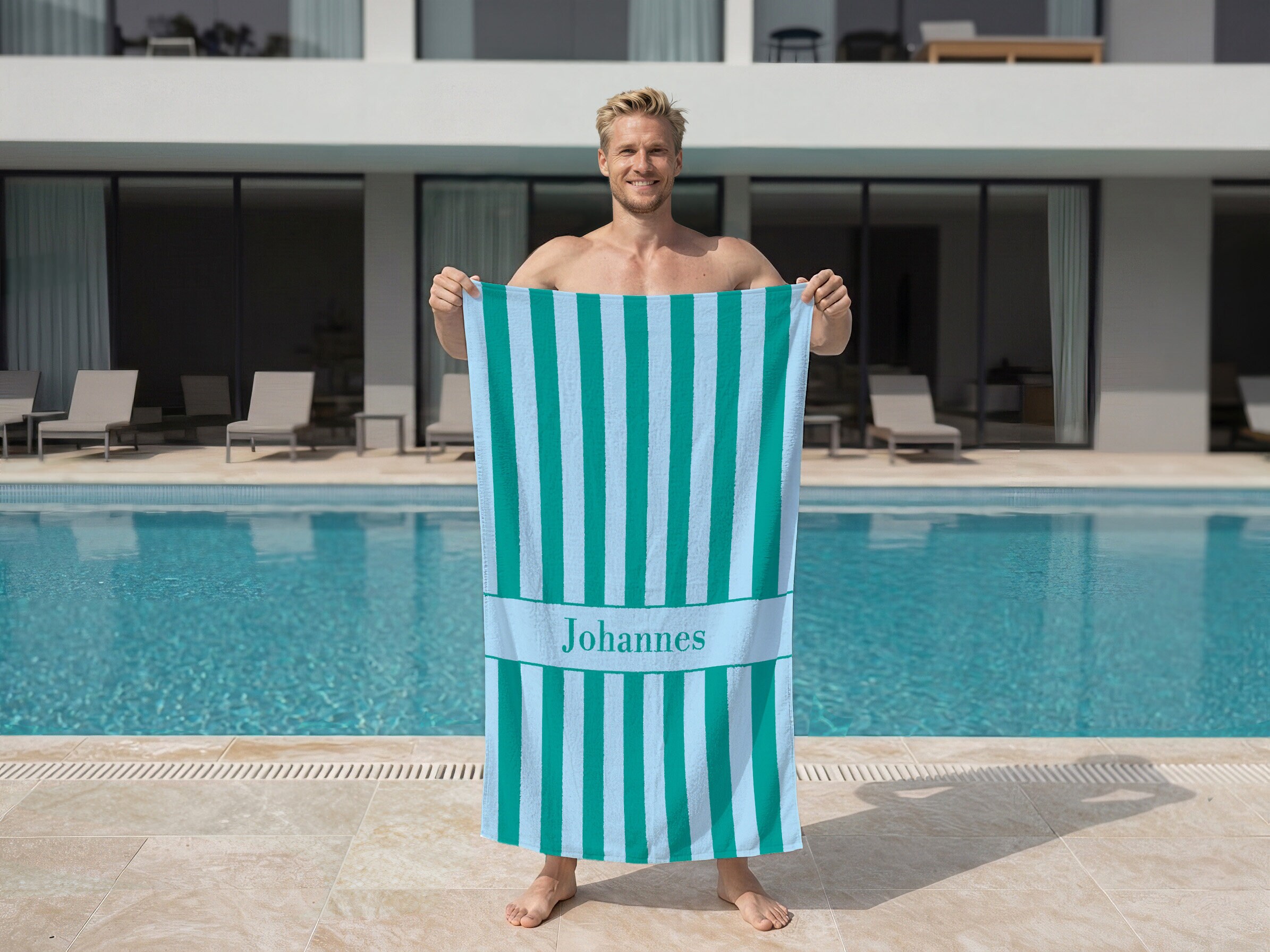 Badetuch mit eigenem Text – gestreiftes Design