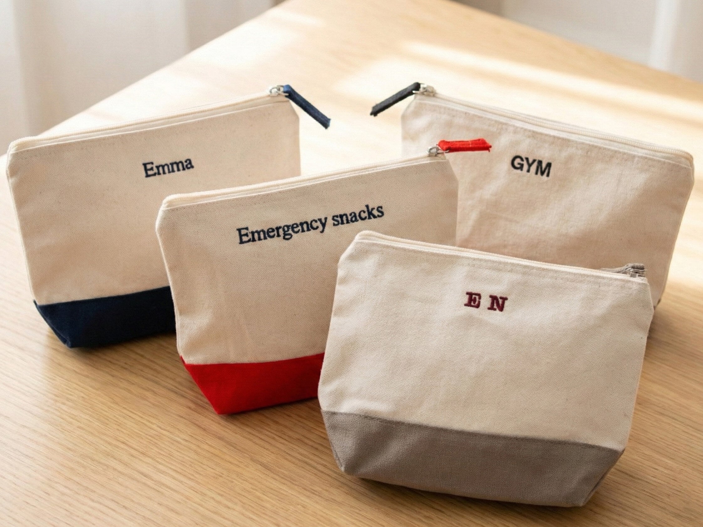 Toilettaske i Bomuld med Broderi - Egen Tekst