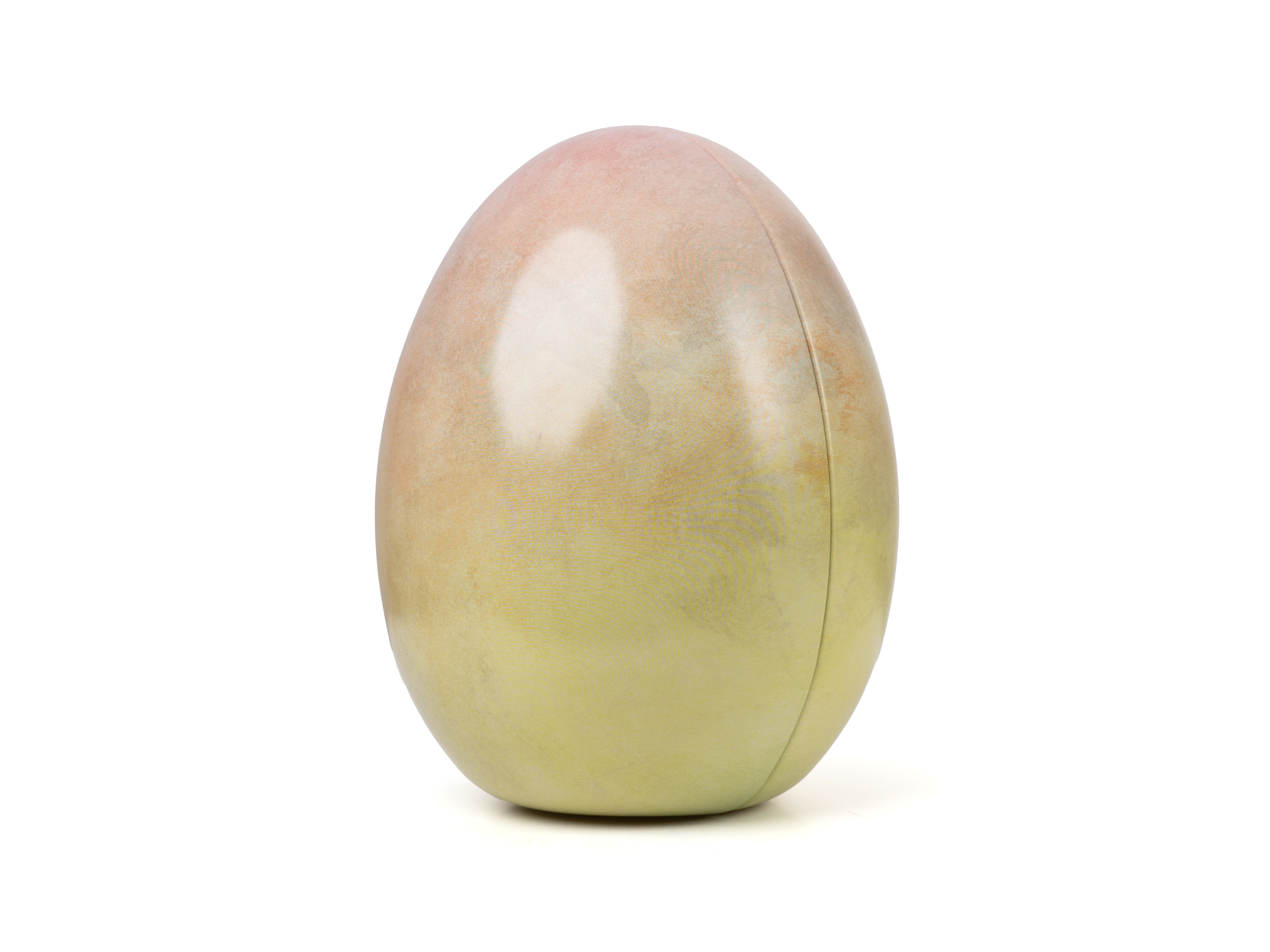 Osterei mit asiatischen Süßigkeiten