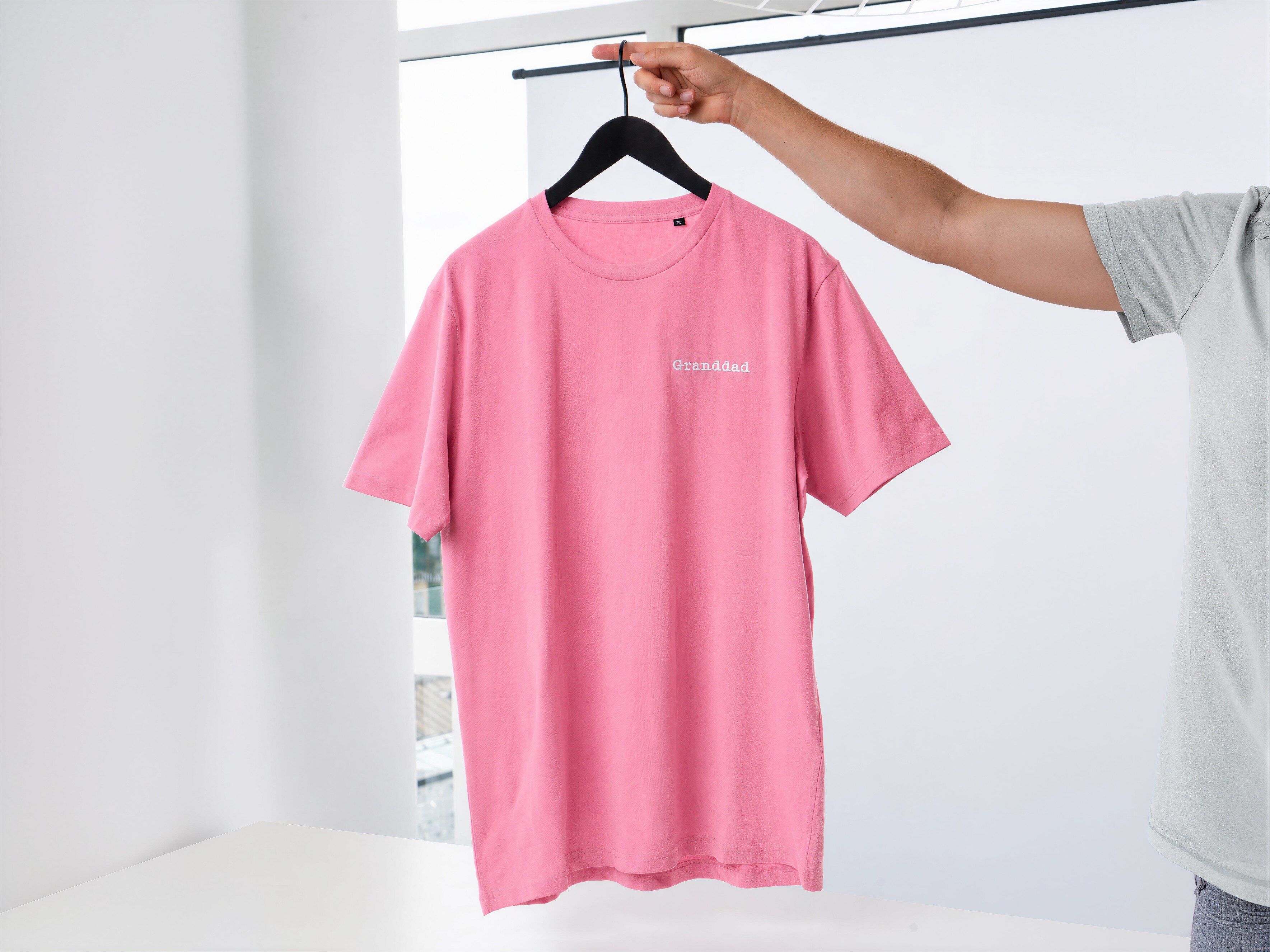 Premium T-shirt med personligt broderad text
