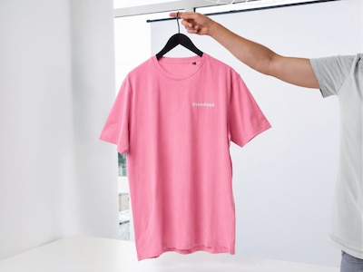 Premium T-shirt med personligt broderad text