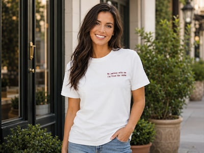 Premium T-shirt med personligt broderad text