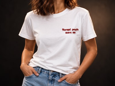 Premium T-shirt med personligt broderet tekst